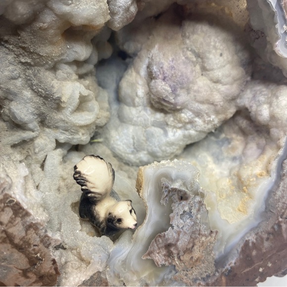 2LB14oz natural Crystal Agate Geode Quartz Crystal Healing with little squirrel - Picture 4 of 10